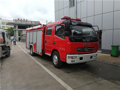 东风多利卡泡沫消防车