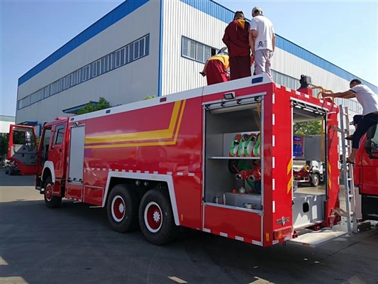 重汽豪沃16吨沫消防车